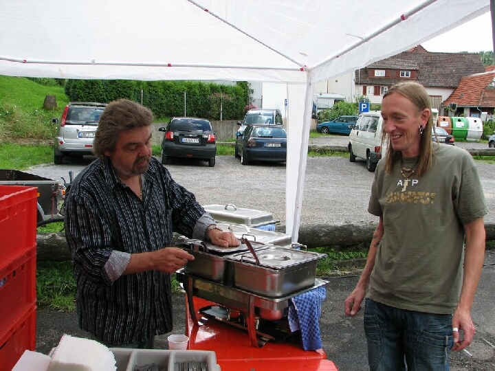 Martin steht hungrig vor Charlys Catering-Stand