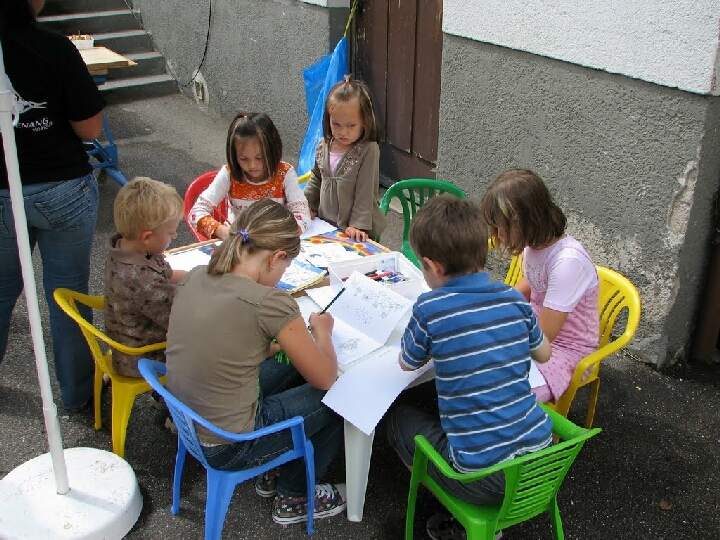 Die Kidis geben alles beim Fische Ausmalen!!