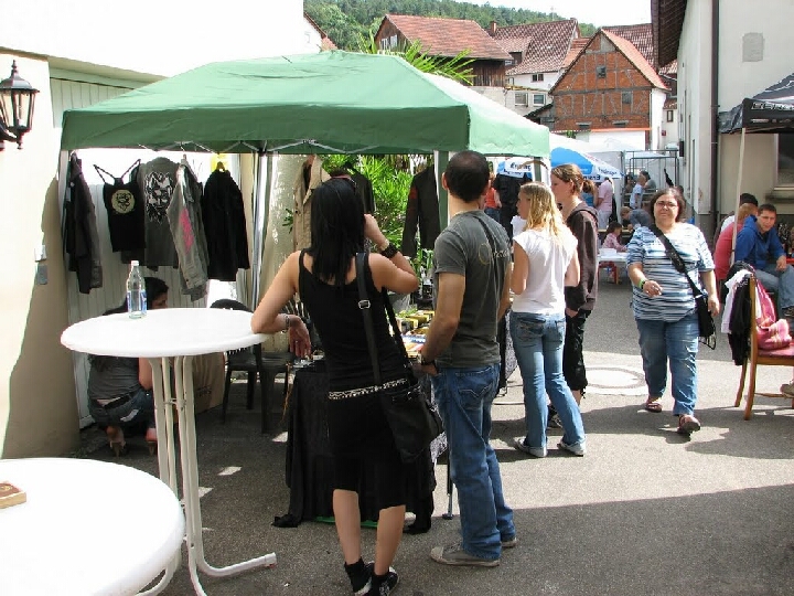 Gemütliche Atmosphäre draussen beim Cheruba Fashion-Stand